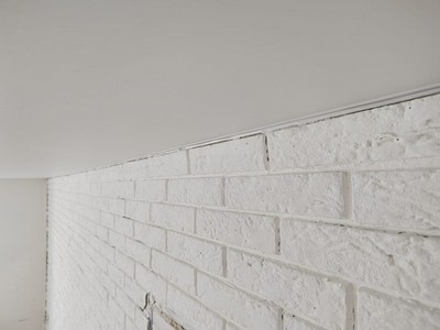 Маскировочная лента и стена из кирпичиков – Фото 3