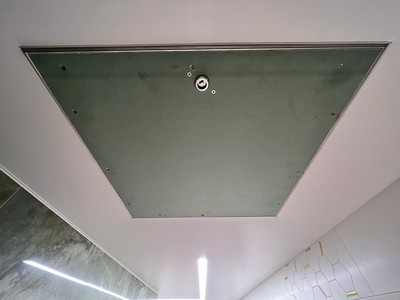 Профиль «Иошка» - примыкание к встроенному в натяжной потолок люку – общий план