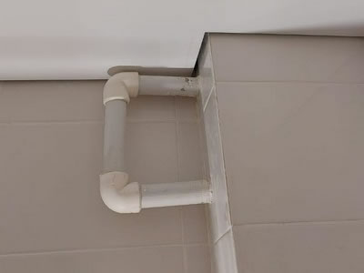 Трудный доступ - водопроводная труба у потолка впритык к натяжному потолку - Фото 1