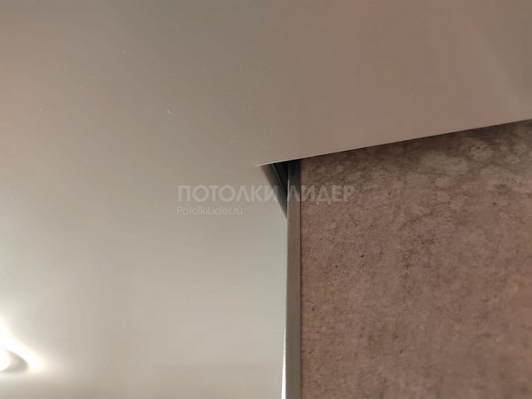 Серый (L38) натяжной потолок в санузле на теневом профиле – Фото 2