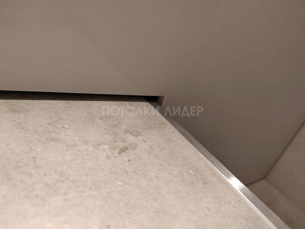 Серый (L38) натяжной потолок в санузле на теневом профиле – Фото 4
