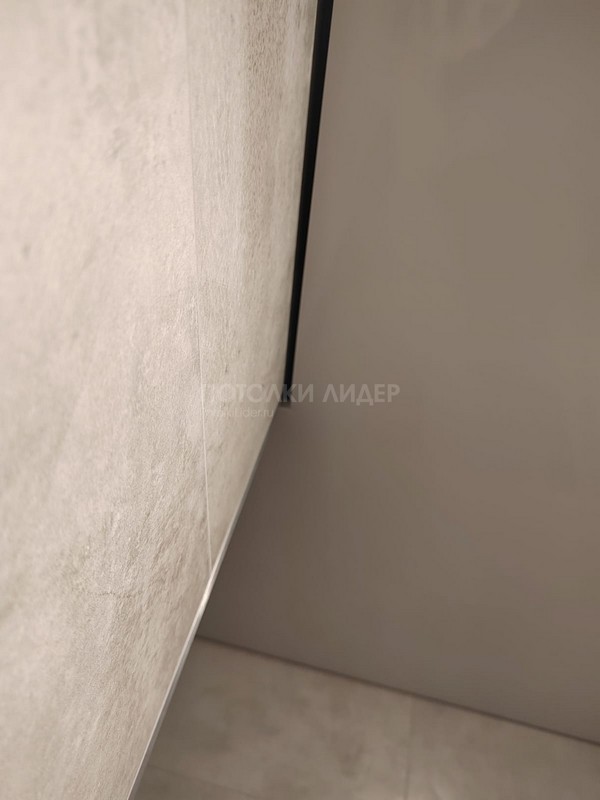 Серый (L38) натяжной потолок в санузле на теневом профиле – Фото 6