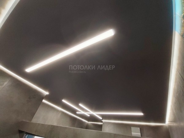 Серый (L38) натяжной потолок с парящей подсветкой и световыми линиями – Фото 3
