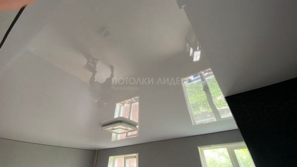 Глянцевый-серый натяжной потолок (цвет L38) – Фото 1