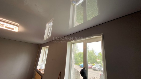 Глянцевый-серый натяжной потолок (цвет L38) – Фото 2