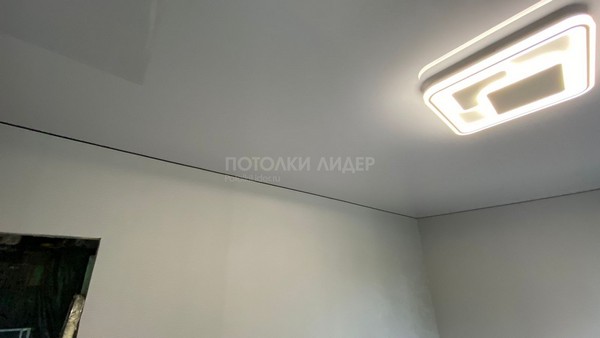 Глянцевый-серый натяжной потолок (цвет L38) – Фото 3