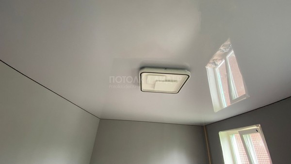 Глянцевый-серый натяжной потолок (цвет L38) – Фото 4