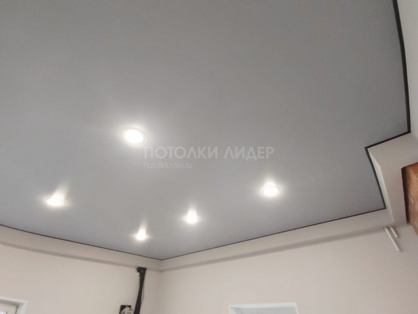 Матовый-серый (M55) натяжной потолок с чёрной маскировочной лентой – Фото 1