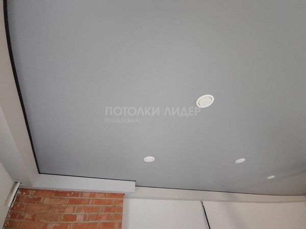 Матовый-серый (M55) натяжной потолок с чёрной маскировочной лентой – Фото 2
