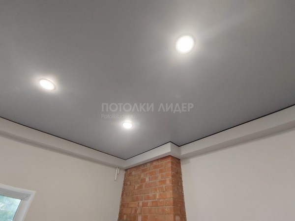 Матовый-серый (M55) натяжной потолок с чёрной маскировочной лентой – Фото 3