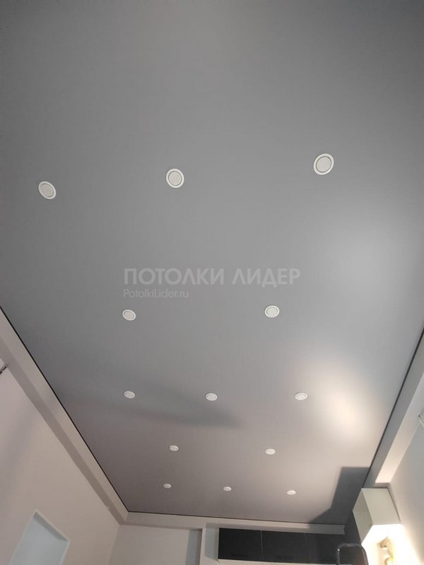 Матовый-серый (M55) натяжной потолок с чёрной маскировочной лентой – Фото 4