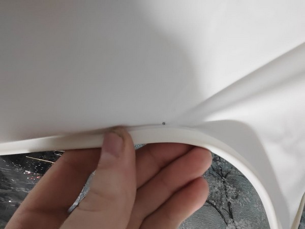 Дырка на полотне натяжного потолка – возможен перекрой