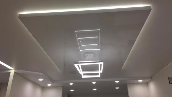 Квадратный-выпуклый-двухуровневый натяжной потолок матово-глянцевый с подсветкой