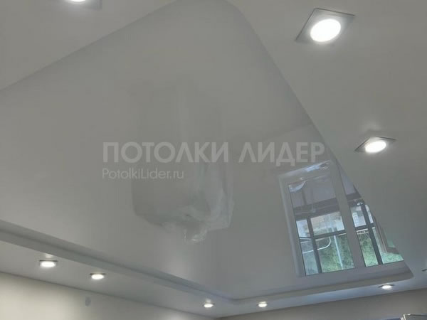 Прямоугольный со скруглёнными углами двухуровневый вогнутый натяжной потолок – монтаж готов