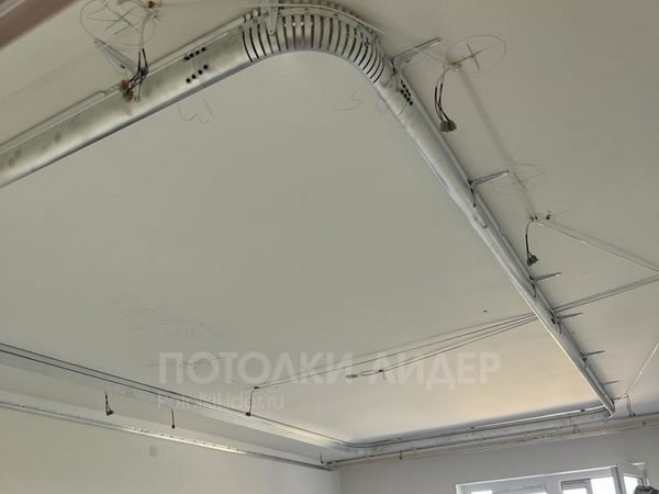 Прямоугольный со скруглёнными углами двухуровневый вогнутый натяжной потолок – во время монтажа