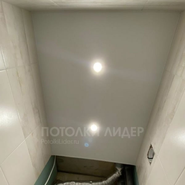 Натяжной потолок в маленьком квадратном помещении – Фото 2