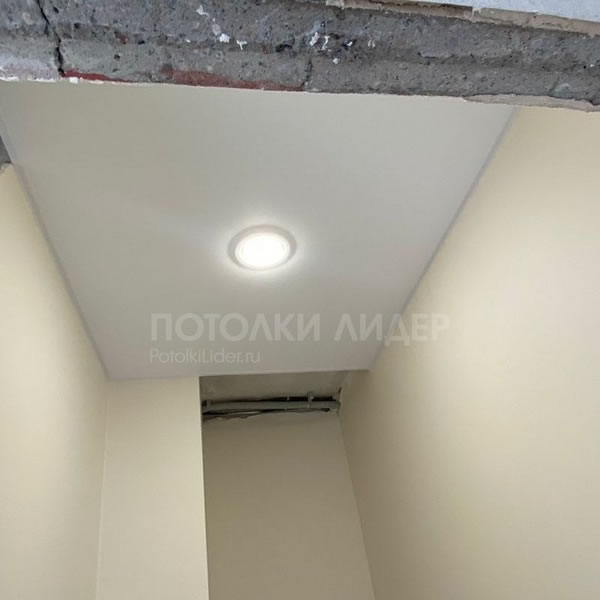 Натяжной потолок в маленьком квадратном помещении – Фото 4