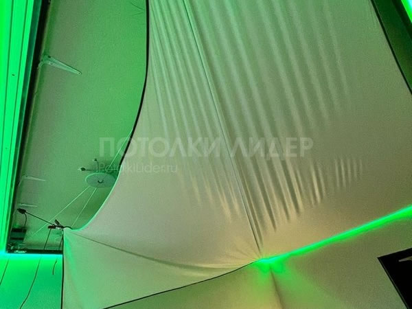 Парящий квадратный натяжной потолок с RGB-подсветкой - монтаж