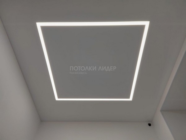 Квадрат из световой линии с RGB подсветкой на натяжном потолке – выбран белый свет