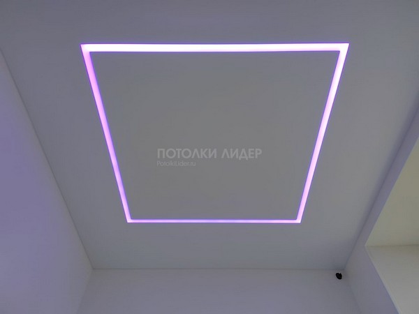Квадрат из световой линии с RGB подсветкой на натяжном потолке – выбран синий свет