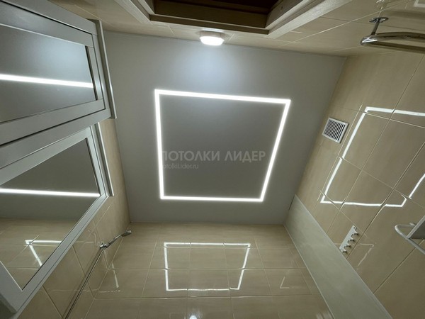 Квадрат из световой линии на квадратном же потолке в санузле – подсветка вкл.