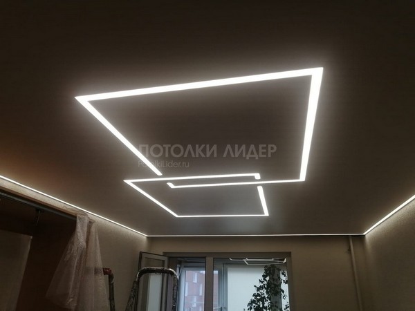 Световые квадраты на натяжном потолке – сцеплены углами со смещением по одной из граней – Фото 1