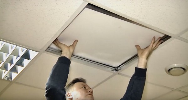 В подвесные потолки типа Армстронг, грильято, кассетный - можно залезть без особых навыков