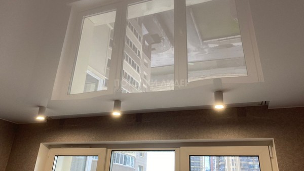 Простой белый-глянцевый натяжной потолок с точечными светильниками «стаканами»