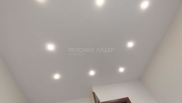 Простой белый-матовый натяжной потолок с точечными светильниками