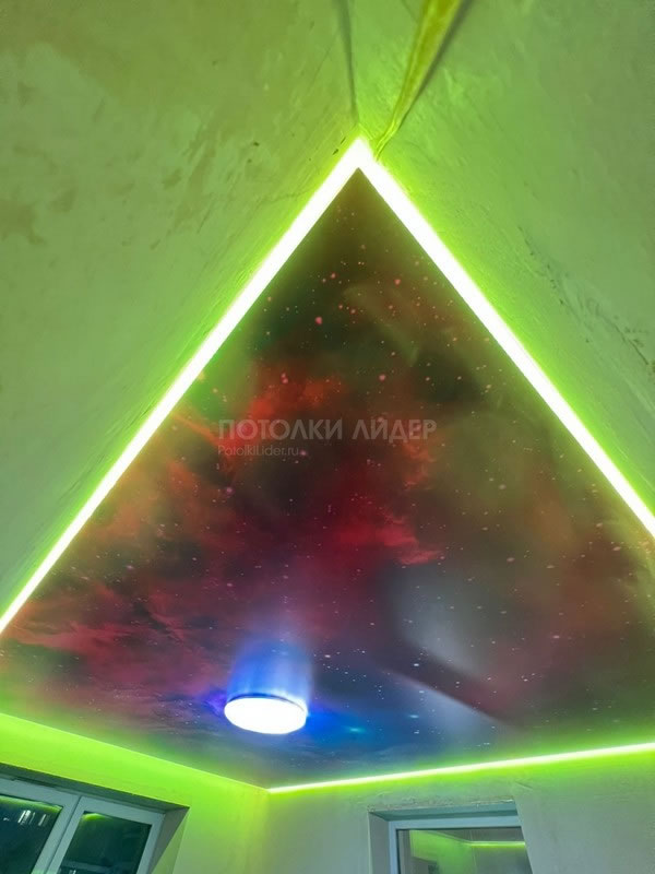 Световое окно с фотопечатью «планета земля» на парящем натяжном потолке с фотопечатью «звёздное небо» - Фото 1