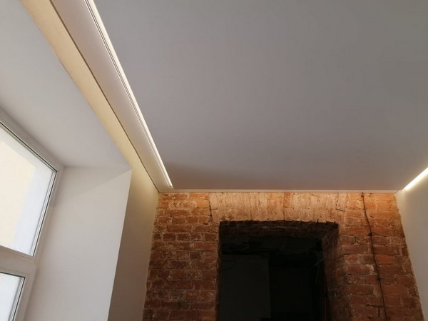Парящий натяжной потолок со скрытым карнизом для штор - фото 2