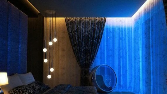 Скрытый карниз с подсветкой - общий вид из комнаты, когда уже повешены шторы
